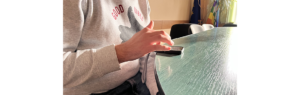 Contra stigmei, bullying-ului și farfuriilor spălate separat. Istoria unui tânăr gay, infectat cu HIV la 17 ani