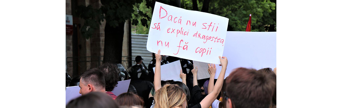 „Am început să merg la Pride ca să-mi susțin fiul, dar continui să merg ca să-i susțin pe toți”. De ce e important ca părinții copiilor LGBTQI+ să vină la Marșul Solidarității